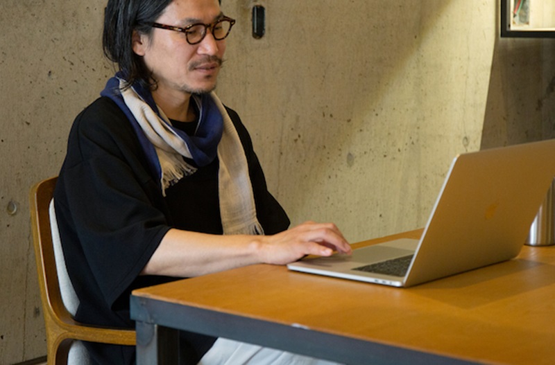 irodoriマフラー着用して椅子に座りPCに向かう男性イメージ